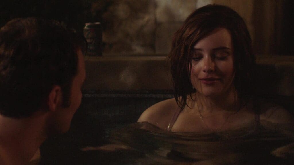 Bryce Walker disturb Hannah Baker in a pool